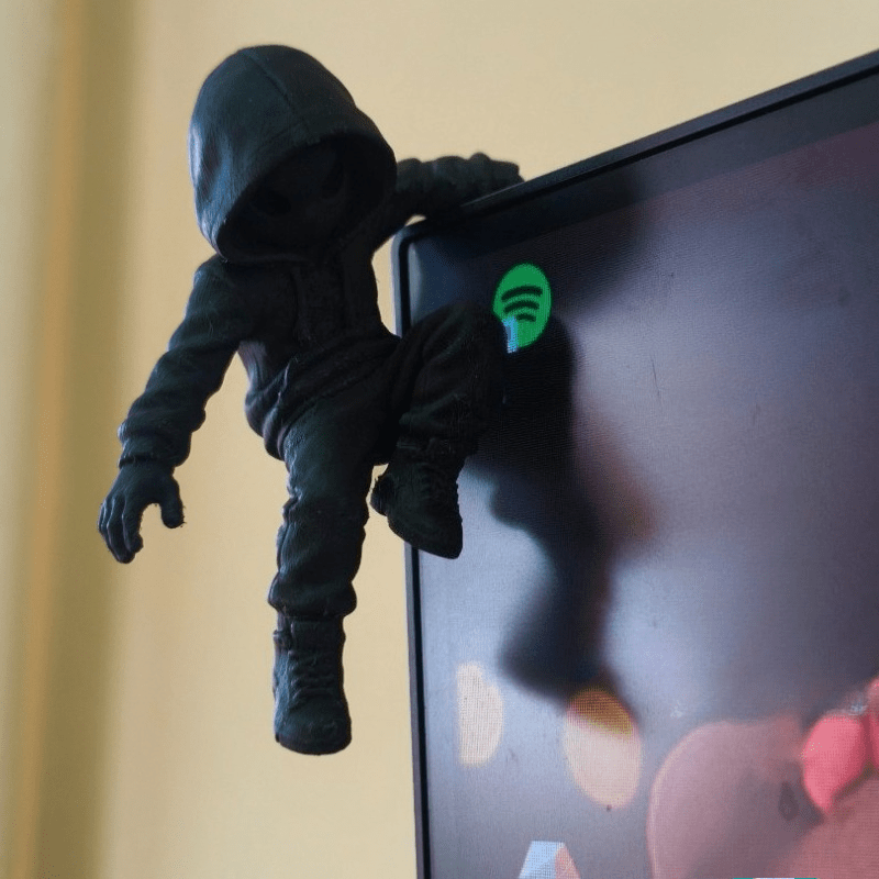 Retro Gaming Desk - Patung Mini Alien Hoodie Climbing 3D