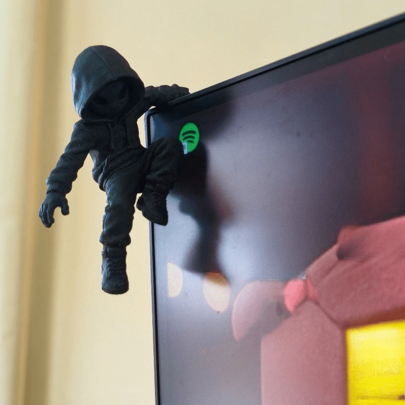 Patung Mini Alien Hoodie Climb - Retro Gaming Desk ulasan dan harga